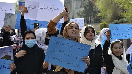 Des Afghanes manifestent devant le ministère de l'Education à Kaboul (Afghanistan) le 26 mars 2022, pour demander que les écoles soient à nouveau ouvertes aux filles. (AHMAD SAHEL ARMAN / AFP)