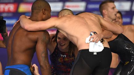 Medhy Metella, Marie Wattel, Jérémy Stravius et Charlotte Bonnet, médaillés d'or avec le relais mixte du 4x100m nage libre  (OLI SCARFF / AFP)