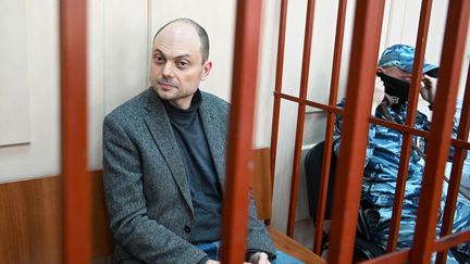 l'opposant russe Vladimir Kara-MOurza sur un banc à l'intérieur d'une cage d'accusés lors d'une audience au tribunal Basmanny à Moscou le 10 octobre 2022 (NATALIA KOLESNIKOVA / AFP)