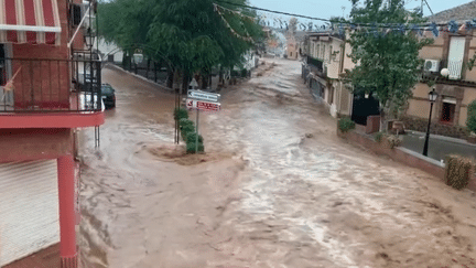 Espagne : pluies torrentielles et routes coupées (franceinfo)