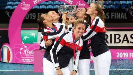 L'équipe de France célèbre sa victoire lors de la finale de la Fed Cup face à l'équipe australienne, le 10 novembre 2019 à Perth, en Australie. (TONY ASHBY / AFP)