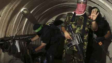 Un combattant palestinien appartenant &agrave; la branche arm&eacute;e du Hamas dans un tunnel secret de l'organisation &agrave; Gaza (Palestine), le 18 ao&ucirc;t 2014. (MOHAMMED SALEM / REUTERS)