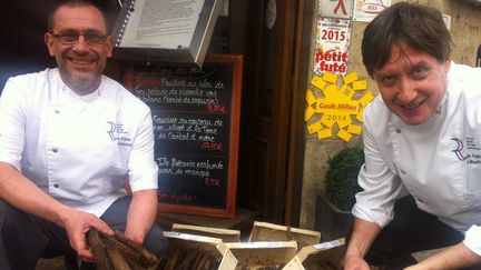 Régis Fève, chef de cuisine, et&nbsp;Alain Fontaine, propriétaire du restaurant Le Mesturet, le 2 mars 2016. (FACEBOOK / LE MESTURET)