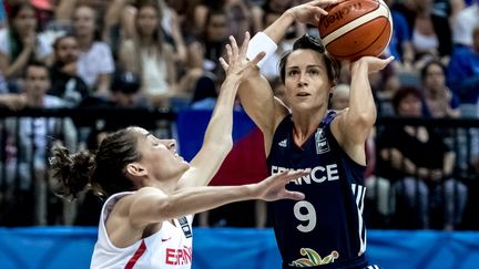 Céline Dumerc au tir devant l'Espagnole Laia Palau en finale de l'Euro 2017, le dernier match international de la meneuse de jeu française (MARTIN DIVISEK / EPA)