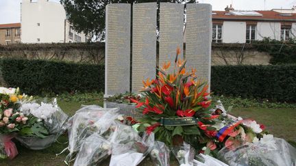 Le mémorial pour les victimes de la catastrophe aérienne de&nbsp;Charm El-Cheikh (Egypte), lors de son inauguration, le 3 janvier 2006, au cimetière du père Lachaise, à Paris. (SIMON ISABELLE / SIPA)