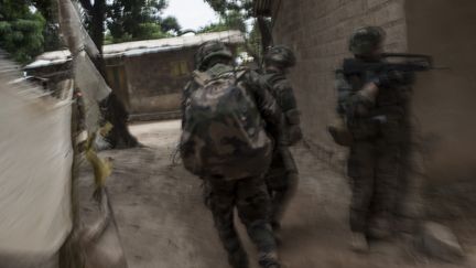 Des soldats fran&ccedil;ais patrouillent dans Bangui, en Centrafrique, le 9 d&eacute;cembre 2013. (FRED DUFOUR / AFP)