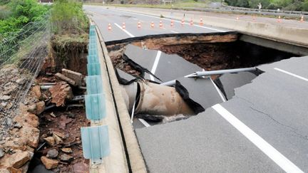 &nbsp; (Le trou béant sur l'A75 près de Lodève témoigne de la violence des orages du week-end © MaxPPP)