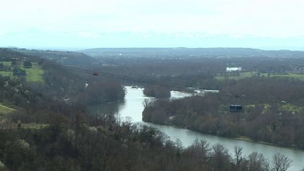 Les communes cherchent à économiser au maximum l’eau potable. C’est pourquoi elles commencent par s’assurer de ne pas en perdre en faisant la chasse aux fuites, comme à Muret en Haute-Garonne. (France 3)