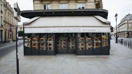 Un restaurant fermé à Paris, le 4 mai 2020. (MARIE MAGNIN / HANS LUCAS / AFP)