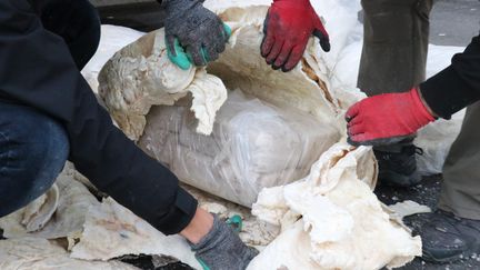 La police turque saisit plus d'une tonne d'héroïne dans un camion, à Erzincan, en Turquie, le 5 décembre 2018. (KEMAL OZDEMIR / ANADOLU AGENCY / AFP)