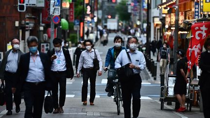 Dans une rue de Tokyo le 15 mai 2020 (CHARLY TRIBALLEAU / AFP)