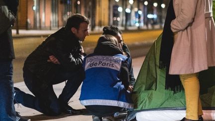 Emmanuel Macron et des membres du Samu social échangent avec une personne sans abri, le 18 février 2019 à Paris. (SOAZIG DE LA MOISSONNIERE / PRESIDENCE DE LA REPUBLIQUE)