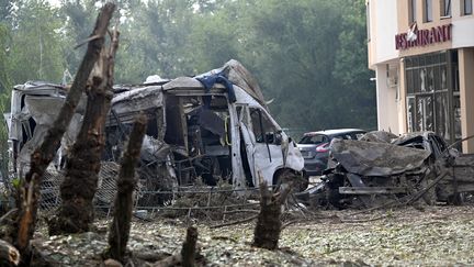 Une voiture détruite par un missile russe à Zaporijjia, dans le sud-est de l'Ukraine, le 11 août 2023. (ALBERT KOSHELIEV / NURPHOTO / AFP)