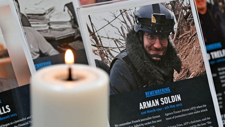 A tribute to the AFP journalist killed in Ukraine on Tuesday, at St. Bride's Cathedral in London on May 10, 2023. (JUSTIN TALLIS / AFP)