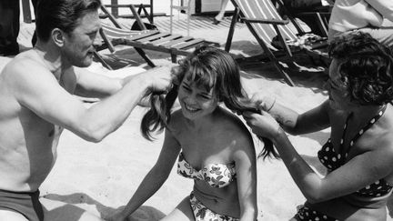 Kirk Douglas, Brigitte Bardot et Nadia Gray sur la plage lors du festival de Cannes en 1953
 (Bob Hawkins / Kobal / The Picture Desk / AFP)