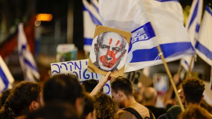 Des Israéliens manifestent contre la politique du Premier ministre Benyamin Nétanyahou à Tel-Aviv (Israël), le 4 septembre 2024. (NIR KEIDAR / ANADOLU / AFP)