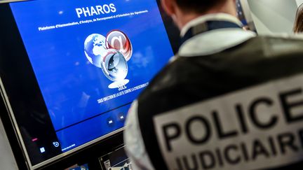 Pharos est une plateforme qui réunit et recoupe des signalements concernant des escroqueries, la pédophilie ou l'incitation à la violence ou à la haine. (PHILIPPE HUGUEN / AFP)