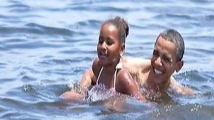 Barack Obama en train de se baigner avec l'une de ses filles à Panama City (Floride) (France 2)