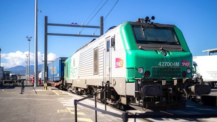 Un train de marchandises de la SNCF, le 22 octobre 2021 à Perpignan dans les Pyrénées-Orientales. (ARNAUD LE VU / HANS LUCAS / AFP)