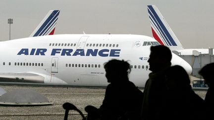 Des avions de la compagnie Air France sur les pistes de l'aéroport Roissy-Charles-de-Gaulle (JOHN SCHULTS / REUTERS)