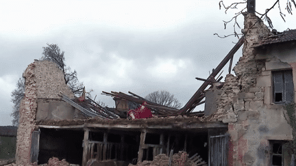 Après le passage de la tornade qui a dévasté le village de Pontarion dans la Creuse, la solidarité s'organise, lundi 13 mars, pour réparer dans l'urgence et protéger les maisons qui ont été endommagées. (France 2)