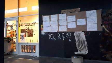 Un des bâtiments de la fac de Nanterre (Hauts-de-Seine) bloqués par des manifestants contre la réforme de l'accès à l'université le 16 avril 2018. (BENJAMIN CHAUVIN / RADIO FRANCE)