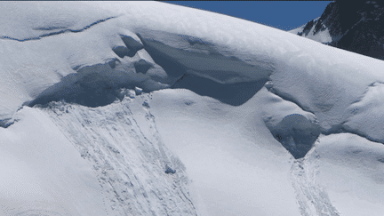 Mont-Blanc : un bloc de glace cause une avalanche, deux personnes portées disparues (Franceinfo)