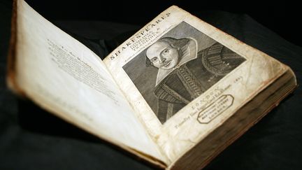 Les Comédies, histoires et tragédies de M. William Shakespeare, la première compilation des oeuvres théâtrales de William Shakespeare, datant de 1623, ici photographiée à Londres le 30 mars 2006.&nbsp; (JOHN D MCHUGH / AFP)