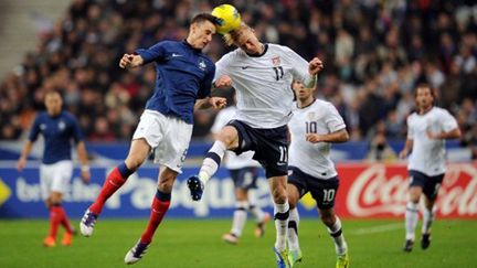 Laurent Koscielny à la lutte avec Brek Shea 