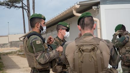 Une patrouille de légionnaires à Marseille, en avril 2020. (GILLES BADER / MAXPPP)