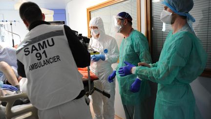 Des services du Samu&nbsp;aident au transport d'un&nbsp;patient dans le service de réanimation de l'hôpital Jacques Cartier à Massy (Essonne).&nbsp; (PASCAL BACHELET / BSIP / AFP)