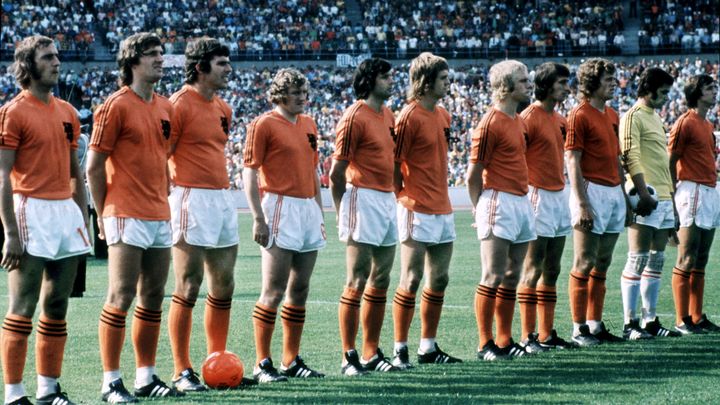 L'équipe nationale de football des Pays-Bas avant d'affronter le Brésil lors du Mondial 1974, le 3 juillet, à Dortmund (Allemagne), avec Johan Neeskens à l'extrême gauche. (AFP)