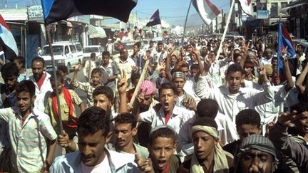 Des manifestants brandissent le drapeau de l'ancien Sud-Yémen à Al-Habilain (archives, 3 décembre 2009) (AFP)