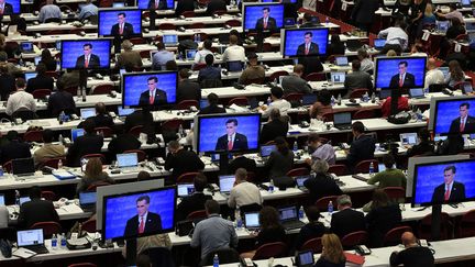 Des journalistes regardent les derni&egrave;res minutes du d&eacute;bat t&eacute;l&eacute;vis&eacute; opposant le pr&eacute;sident am&eacute;ricain Barack Obama au candidat r&eacute;publicain &nbsp;Mitt Romney (photo) &agrave; l'universit&eacute; de Denver (Colorado), le 3 octobre 2012. (DOUG PENSINGER / GETTY IMAGES)