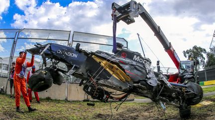 L'épave de la voiture de Fernando Alonso (McLaren) après son crash avec Esteban Gutiérrez (Haas) lors du Grand Prix d'Australie.  (SRDJAN SUKI / EPA)