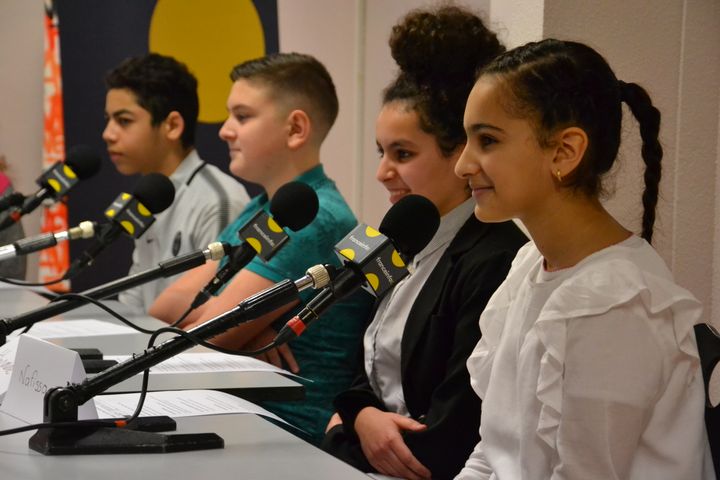 Comme des pros, ces&nbsp;élèves d'une classe "média" ont préparé leur intervention en amont puis avec la journaliste de franceinfo junior, Céline Asselot. (ESTELLE FAURE / FRANCEINFO - RADIOFRANCE)