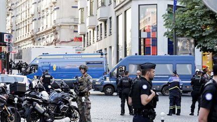 Un important périmètre de sécurité a été mis en place après une attaque au couteau sur les Champs-Elysées, le 18 juillet 2024. (STEPHANE DE SAKUTIN / AFP)