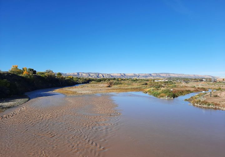 Colorado river à Grand Junction : le fleuve vu de la ville de Grand Junction. (SEBASTIEN PAOUR / RADIO FRANCE)