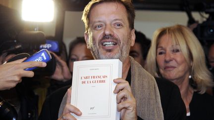 L'&eacute;crivain Alexis Jenni pose au restaurant Drouant, &agrave; Paris (2e), avant de recevoir le prix Goncourt, le 2 novembre 2011. (BERTRAND GUAY / AFP)