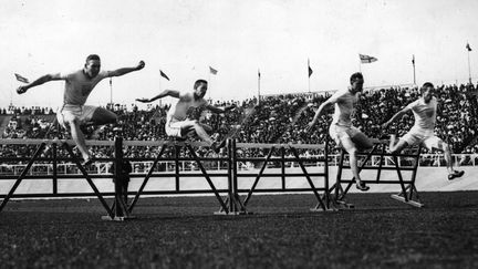 La finale du 110 m&egrave;tres haies, remport&eacute;e par l'Am&eacute;ricain Forrest Smithson (2e D). (HULTON ARCHIVE / GETTY IMAGES)