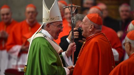 Le pape Fran&ccedil;ois (G), &agrave; la fin de la messe dans la Basilique Saint-Pierre du Vatican, le 5 octobre 2014. (GABRIEL BOUYS / AFP)