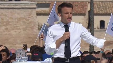 Emmanuel Macron a tenu un meeting à Marseille (Bouches-du-Rhône), samedi 16 avril. Le candidat de la République en marche a insisté sur l'écologie pour convaincre les électeurs de Jean-Luc Mélenchon et Yannick Jadot. (franceinfo)