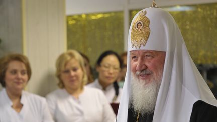 Le patriarche de l'Eglise orthodoxe russe, Kirill, en visite dans un h&ocirc;pital de Moscou (Russie), le 7 janvier 2013. (SERGEY PYATAKOV / RIA NOVOSTI / AFP)