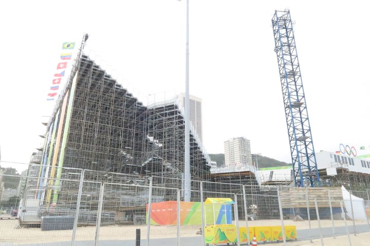 Le stade olympique de beach-volley, installé sur la plage de Copacabana, à Rio de Janeiro (Brésil), le 3 août 2016. (PIERRE GODON / FRANCETV INFO)