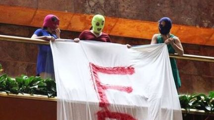 Les rockeuses et activistes des Pussy Riot dans&nbsp;la Trump Tower à New York, le 23 octobre 2017 (PUSSY RIOT / REUTERS)