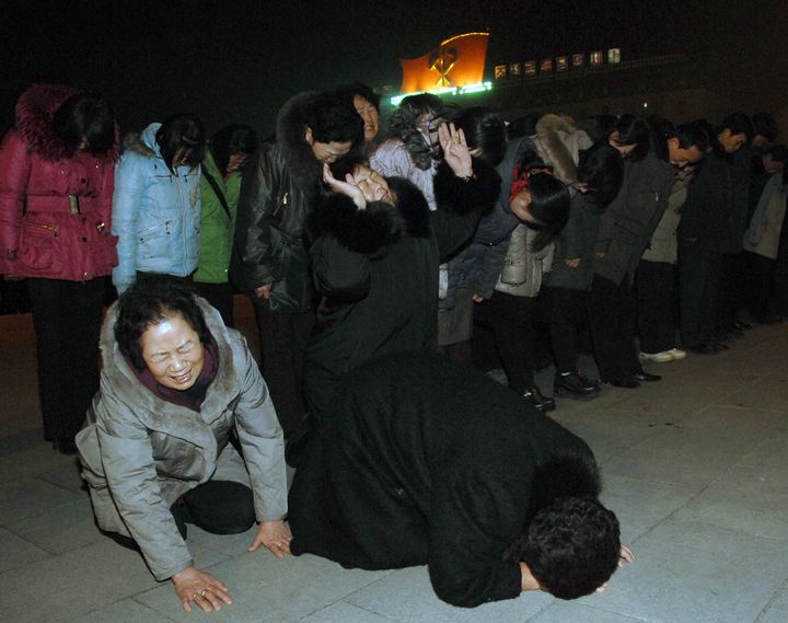 Des femmes en pleurs sur la place Kim Il-sung le 20 d&eacute;cembre &agrave; Pyongyang (Cor&eacute;e du Nord). (KCNA / KNS / AFP)