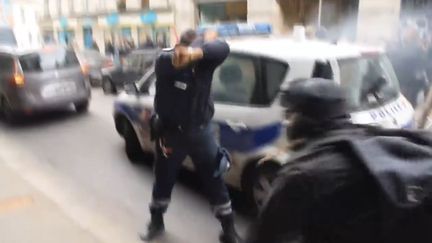 Capture d'écran d'une vidéo postée sur Facebook le 18 mai 2016, montrant un policier se faisant attaquer par des opposants à la loi Travail, à Paris. (SOUTIEN AUX FORCES DE L'ORDRE / FACEBOOK)