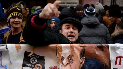 Un manifestant dénonce la destruction d'un bombardier russe par des avions de chasses turcs devant l'ambassade de Turquie à Moscou (Russie), le 25 novembre 2015. (KIRILL KUDRYAVTSEV / AFP)