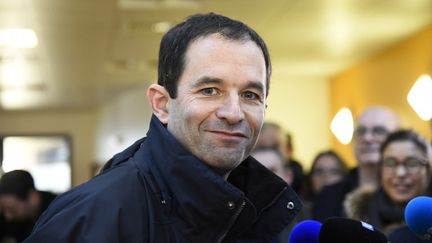 Plutôt que d'organiser rencontres et meeting, Benoit Hamon potasse ses fiches sur les sujets régaliens : la sécurité, l’Europe, la politique internationale (BERTRAND GUAY / AFP)