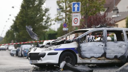 Deux policiers ont été grièvement brûlés dans l'attaque au cocktail Molotov de leur véhicule, à Viry-Châtillon (Essonne), le 8 octobre 2016. (THOMAS SAMSON / AFP)